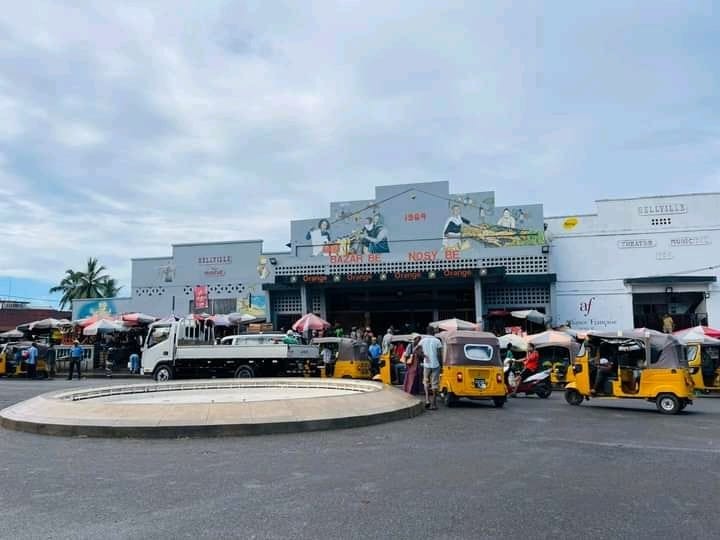 Tuk-tuks and stalls in town, Nosy Be